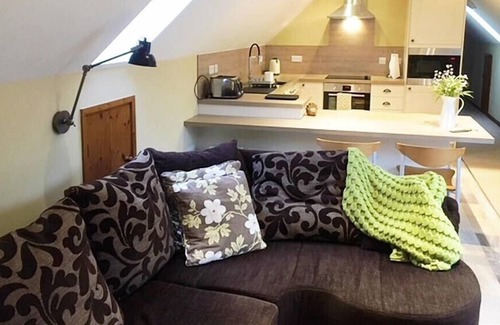 Machynlleth Cottage | UPPER BARN COTTAGE, pet friendly, with a garden in Aberangell