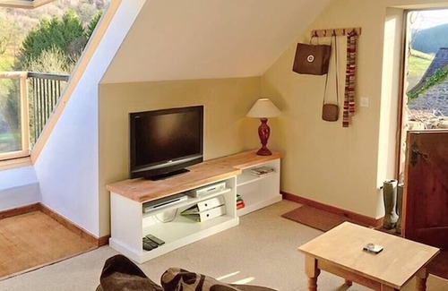Machynlleth Cottage | UPPER BARN COTTAGE, pet friendly, with a garden in Aberangell