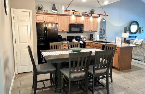 Hollister Apartment | Upper Level Condo A-9