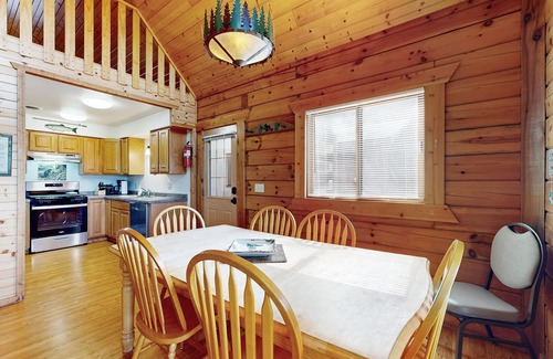 Warrens House | Upper-Level duplex, adventure retreat with fire pit, patio, & WIF