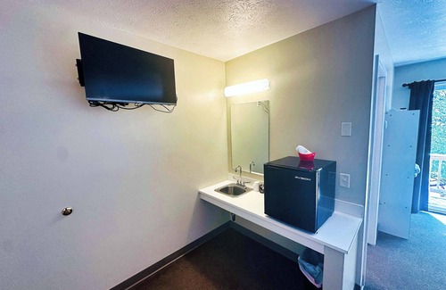 Lake City Apartment | Upper Level Lakeview Room