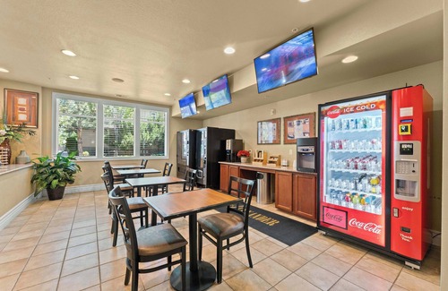 Reno/Tahoe Airport Apartment | Upscale 1BR | Mini Golf, Sauna & Heated Pool Stay