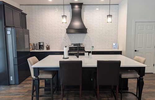 Maryville House | Upscale 2-bedroom house with Fiber Optic Internet and close to the Dragon