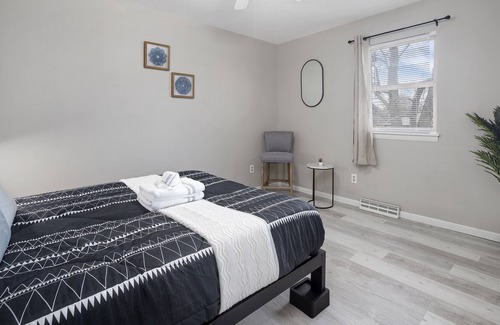 Brookline Station Apartment | ✵ Upscale 2BR/2BA Apt - South Springfield ✵
