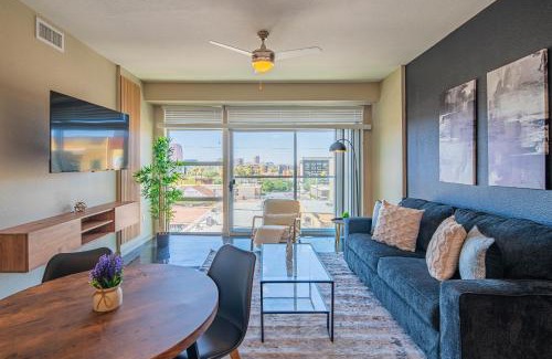 Evans Churchill Apartment | Upscale 2BRDowntown Apartment Balcony & Amenities