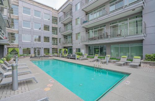 Evans Churchill Apartment | Upscale 2BRDowntown Apartment Balcony & Amenities