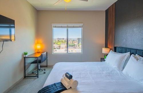 Evans Churchill Apartment | Upscale 2BRDowntown Apartment Balcony & Amenities