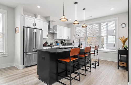 Hapeville House | Upscale 3-Story Townhome Near Airport, Downtown Atlanta & Studios