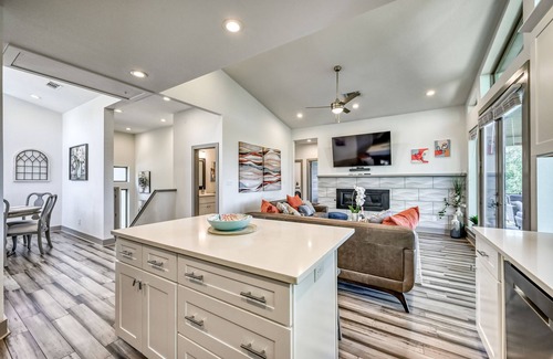Point Venture House | Upscale 5BR Home on Lake Travis With Hottub & Lake Views