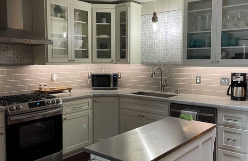 Coos Bay Apartment | Upscale apartment with rooftop patio in downtown Coos Bay.