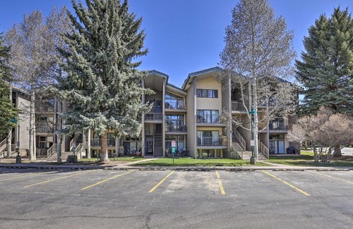 Avon Apartment | Upscale Avon Condo with Balcony and Mountain View!