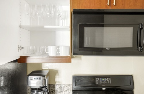 Downtown Burbank Apartment | Upscale Burbank 2BR w/BBQ, Gym & Pool, near TJ & WF, by Blueground