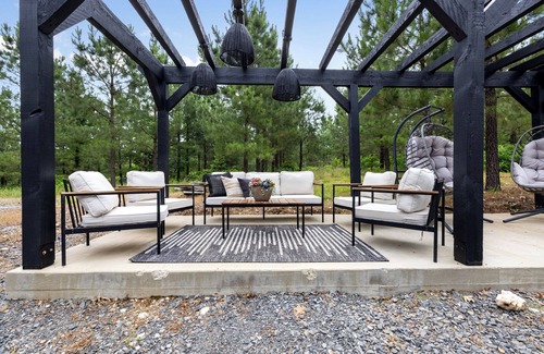 Broken Bow Cabin | Upscale Cabin | Hot Tub Foosball Sleeps 16