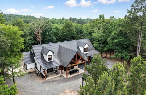 Broken Bow Cabin | Upscale Cabin | Hot Tub Foosball Sleeps 16