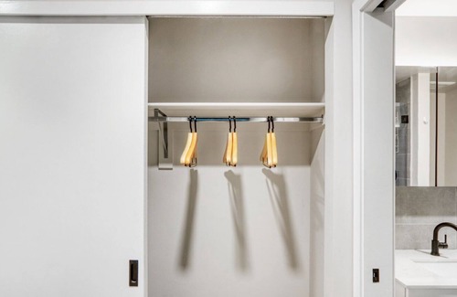 City Park West Apartment | Upscale City Park 2BR w/ Balcony & W/D, near Uptown dining, by Blueground