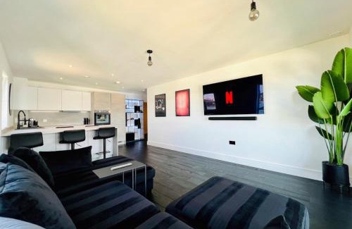 Southampton City Centre Apartment | Upscale Contemporary Apartment - River Views