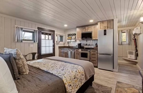Bryson City Cabin | Upscale Cozy Cabin w/WiFi Scenic Views of Bryson City Walk to Downtown A/C