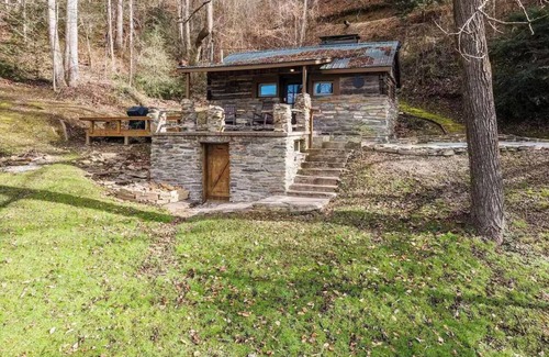 Bryson City Cabin | Upscale Cozy Cabin w/WiFi Scenic Views of Bryson City Walk to Downtown A/C