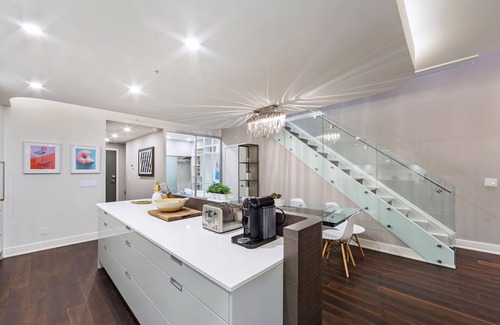 Downtown Toronto House | Upscale & Curated | 4BR, 3BATH Townhouse Queen West Financial/Entertainment Dist