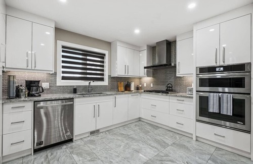 Lower Mount Royal House | *Upscale Downtown Home on 17 Ave | 2 King Rooms*