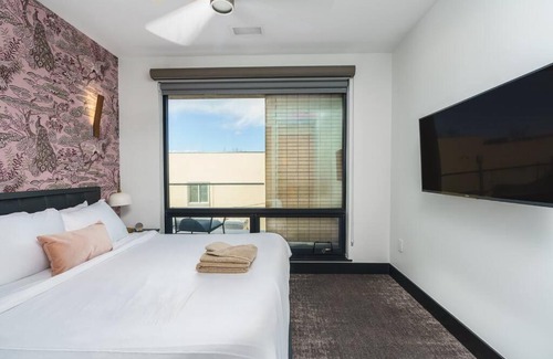 Berkeley House | Upscale Flat W Balcony & Roof Top Patio