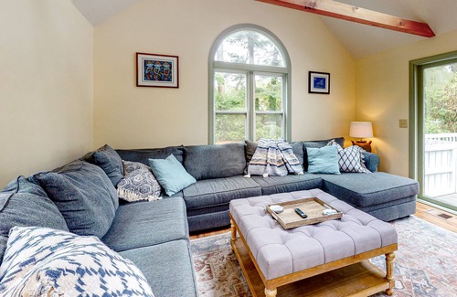 Weweantic House | Upscale getaway near beach - fast WiFi, central AC - huge dog-friendly yard