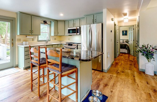 Weweantic House | Upscale getaway near beach - fast WiFi, central AC - huge dog-friendly yard
