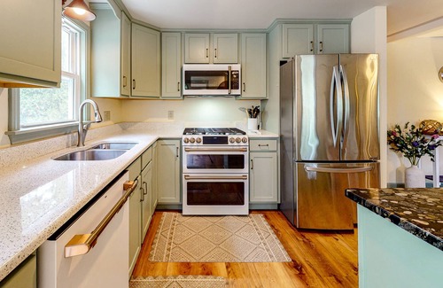 Weweantic House | Upscale getaway near beach - fast WiFi, central AC - huge dog-friendly yard