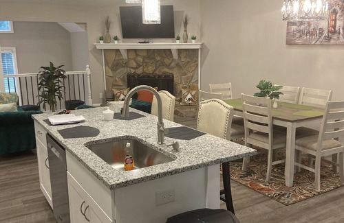 Woodstock House | Upscale Home! 4 Min From Lake Allatoona! n18 Min from LakePointe Sports Complex!