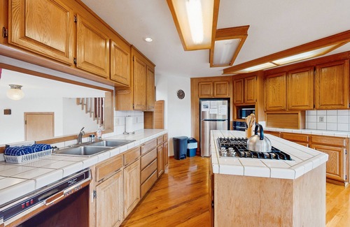 Eureka House | Upscale home near the ocean w/jetted tub, game room, and gas grill