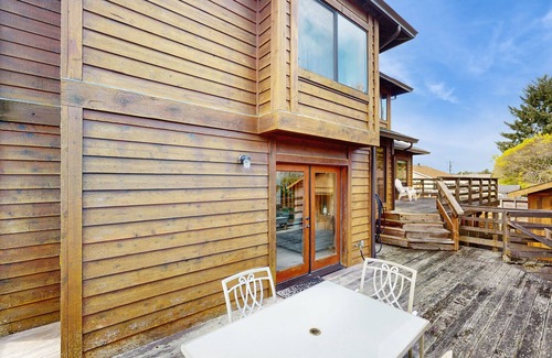 Eureka House | Upscale home near the ocean w/jetted tub, game room, and gas grill