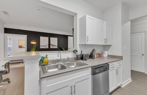 Southwest Raleigh Apartment | Upscale King 2BR Suite—Mins to Downtown Raleigh!