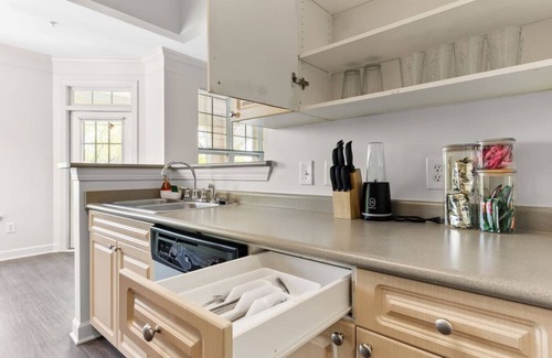 Southwest Raleigh Apartment | Upscale King 2BR Suite—Mins to Downtown Raleigh!