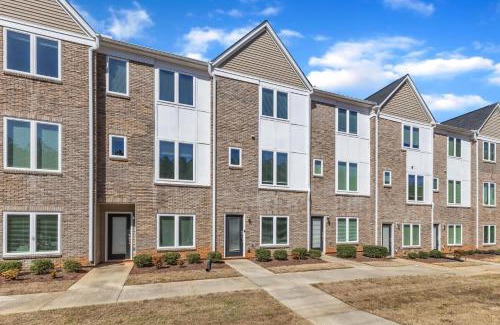 Southwest Raleigh House | Upscale King 3BR Townhouse Mins to Downtown!