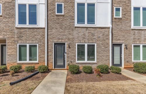 Southwest Raleigh House | Upscale King 3BR Townhouse Mins to Downtown!