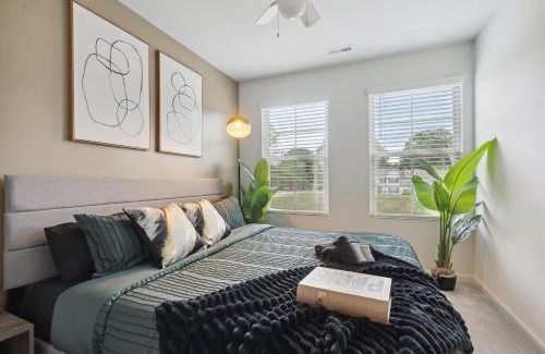 Southwest Raleigh House | Upscale King 3BR Townhouse Mins to Cary & NC State