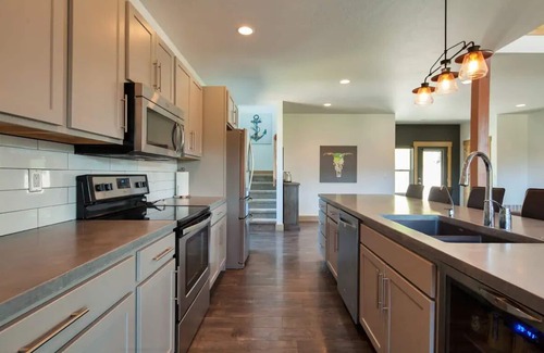 Rexford House | Upscale Lake House! 2 King Master Suites! Kayaks,Bikes,Basketball,EV/RV plug-in!
