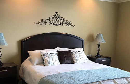 Cedar Bluff House | Upscale Lakefront Home