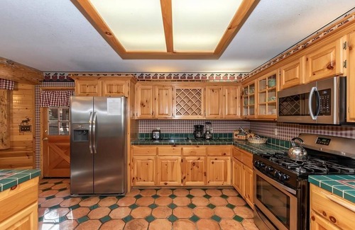 Eagle Mountain Estates Cabin | Upscale log cabin with gourmet kitchen, fireplace, minutes away from attractions