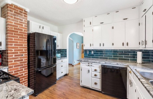 Springfield House | Upscale Mid-Century Charmer! 3-bdrm house w/AC and fitness room in Springfield