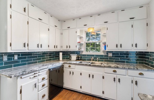 Springfield House | Upscale Mid-Century Charmer! 3-bdrm house w/AC and fitness room in Springfield