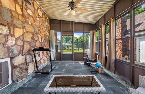 Springfield House | Upscale Mid-Century Charmer! 3-bdrm house w/AC and fitness room in Springfield