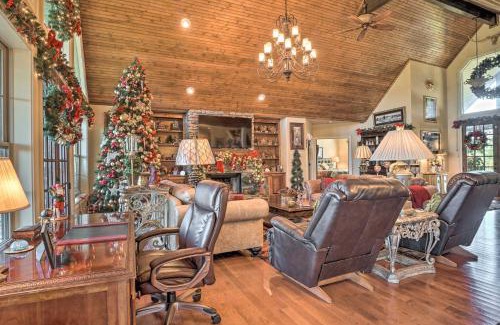 Franklin House | Upscale Mountain Escape with View, 10 Mi to Dwtn!