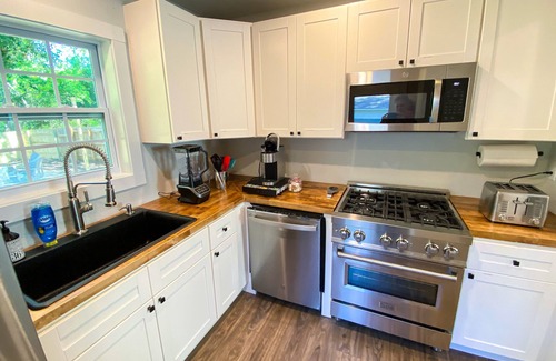 Navy Point House | Upscale Navy Point 2 bed/2 bath with dreamy yard