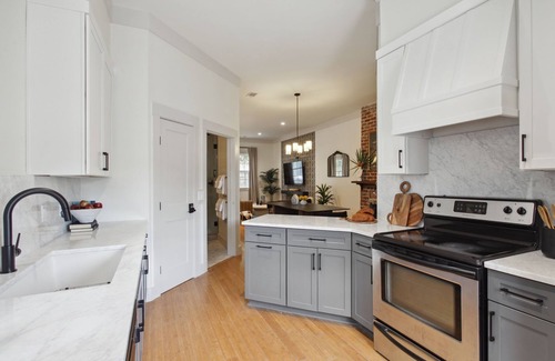Old West Broad Neighborhood House | Upscale Renovation - Free Parking