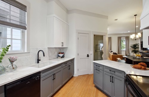 Old West Broad Neighborhood House | Upscale Renovation - Free Parking