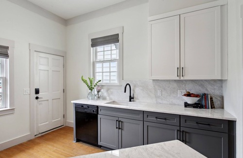 Old West Broad Neighborhood House | Upscale Renovation - Free Parking