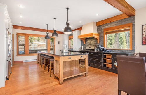 Silver Star Mountain House | Upscale Ski In/Out Duplex on The Ridge with Garage, Private Hot Tub, laundry