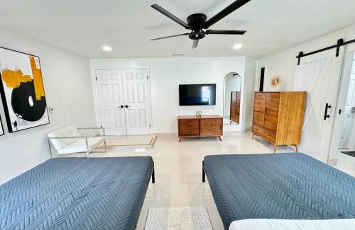 Carrollwood House | Upscale Tampa Bay Dream Home Pool with Putting Green