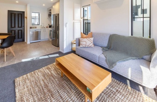 Christchurch City Centre House | Upscale Townhouse with Parking in Prime Location